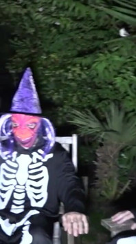 Amatérská kamera šuká v noci bez sedla na Halloween