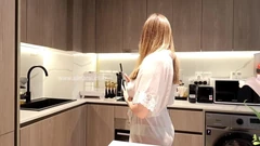 La mejor amiga de mi madre está engañando a su esposo ... Conmigo.