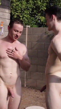 Kingsley Kross ayuda a Kane Hardy en el dormitorio