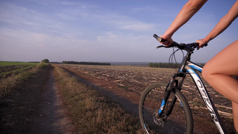 Teasecombo 4K: Cewek ini lagi asik bersepeda di luar ruangan sambil pamer...