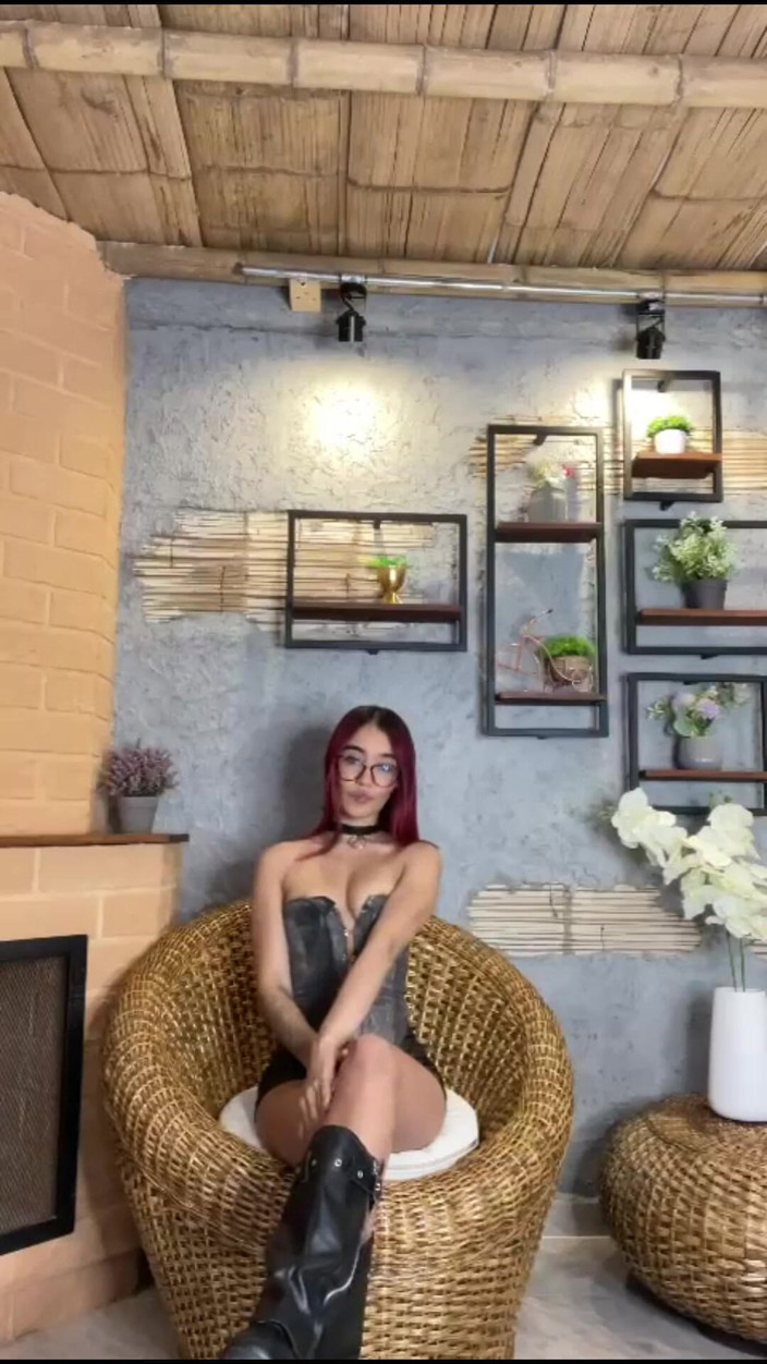 Lia Wood: Čídská dívka s dokonalým Cushroom masturbuje doma s vaší hračkou...