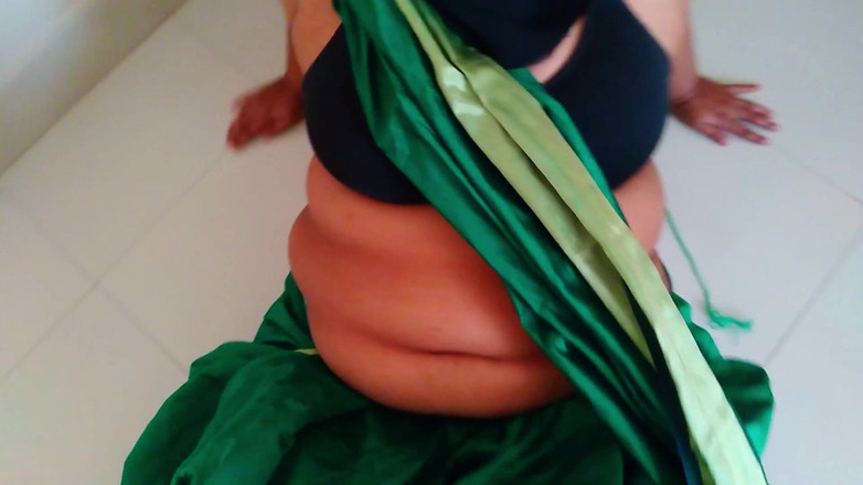Aria Mia: Makcik tamil seksi membersihkan bilik hotel apabila tetamu hotel mengangkat...