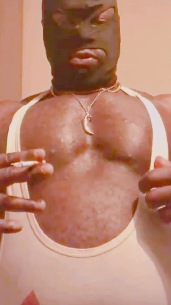 Black smoking muscle stepdad: Jeu Verbal De Gros Seins Musclé Et Séance De Fumée