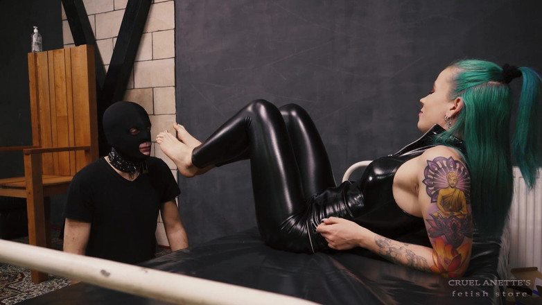 Cruel Anettes fetish world: Su pie en su boca