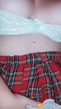Traviesa tetona tiene orgasmo