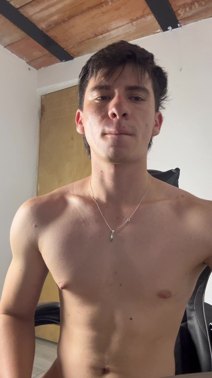 Icyhot707: Je M’enregistre En Train De Me Masturber Dans Ma Chambre