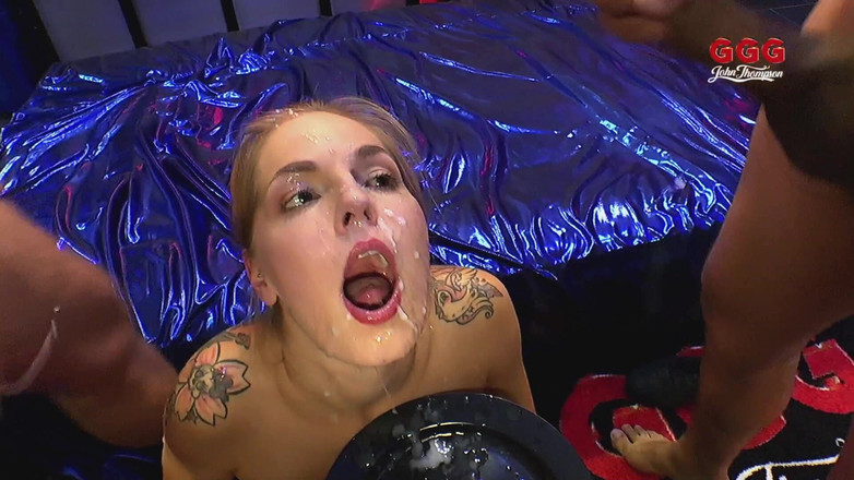 German Hardcore Gangbang GGG: Seksowna brunetka uwielbia brać gigantyczne kutasy w jej napalone cipki...