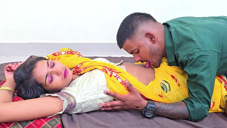SAWITA BHABHI: Criada compartió cama con el dueño de la casa cuando...