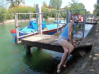 Mature cunt: Orgasmo de piernas cruzadas al aire libre cerca de río