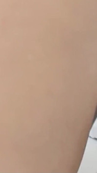Vivian, trans blonde latina, se masturbe avec un jouet dans son trou du cul étroit