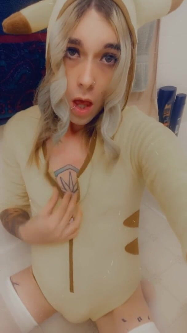 CarmenMelatonin: La pikaGirl arrapata ama il sesso
