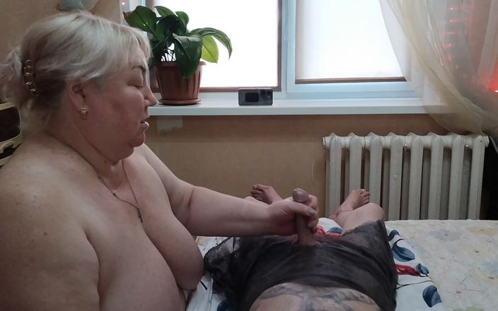 Zona901: Styvmamma runkar av min kuk med olja