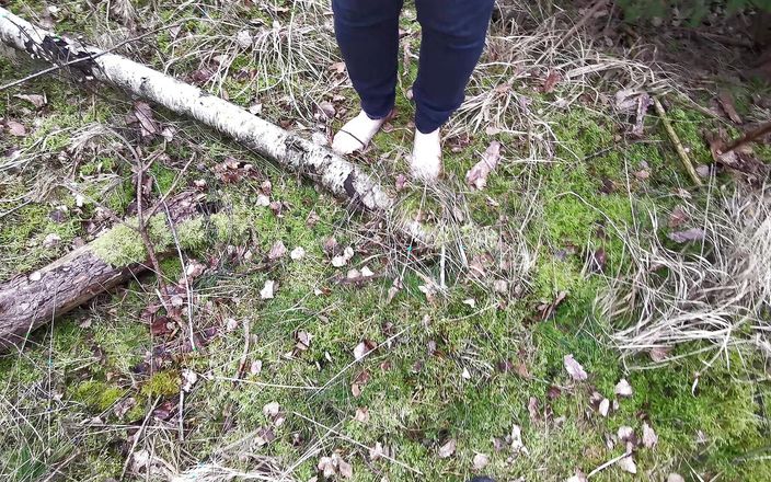 Bouncy Tits Action: Barefeet tuttar i skogen - 600 slag