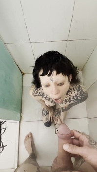 Puta tatuada nunca para na metade de cada gota, toda vez, todo o mijo