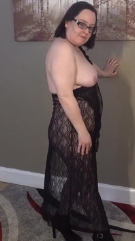 Sexy moglie che balla a spogliarello in abito da notte in lungo pizzo nero
