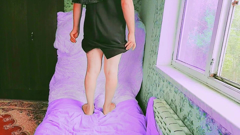 Kitty_Cross: Rozkošná Sissy protahující paže po sladkém odpoledním spánku