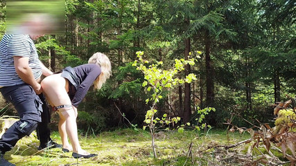 Amateur milf: Pouliční děvka šuká na veřejném lese u silnice a chcaní