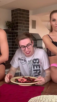 Max Felicitas deflora a bunda de Dellai