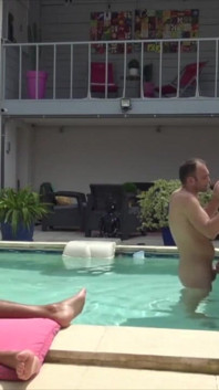 Twink zerżnięty na surowo przez swojego przyjaciela w basenie