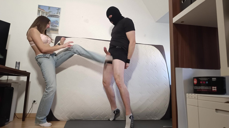 German ballsbusted: Ona niszczy moje kule, a ja jestem bezbronny