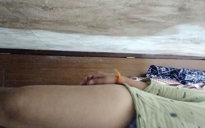 Riya Thakur: Esposa limpia su coño en casa