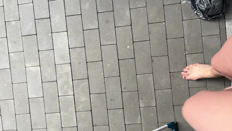 Feet: 赤脚走在草地上