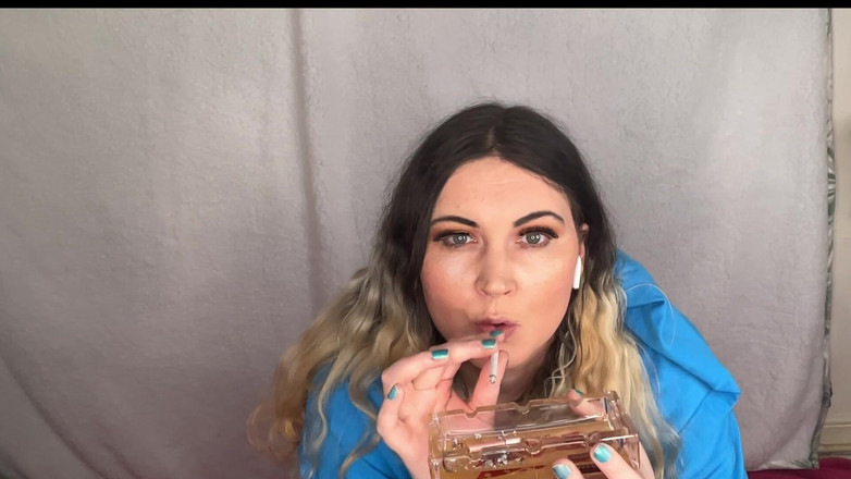 MissFFW: La bbw puttana ama solo fumare le sue sigarette alla...