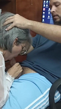Vederti a casa senza tua moglie è una grande tentazione, adoro il tuo cazzo, è così delizioso.