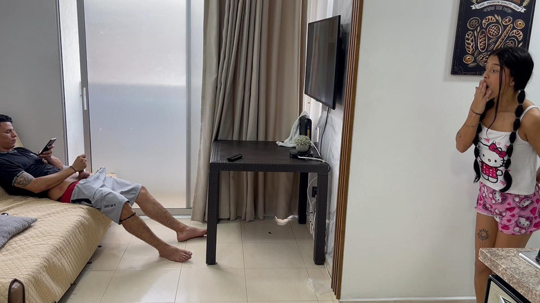 Kyleipalvin: Adik tiriku ngasih kejutan untukku dengan masturbasi sambil aku tinjau...