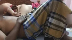 Une tatie indienne à gros nichons se fait baiser en montrant un joli décolleté dans un bikini rouge sexy