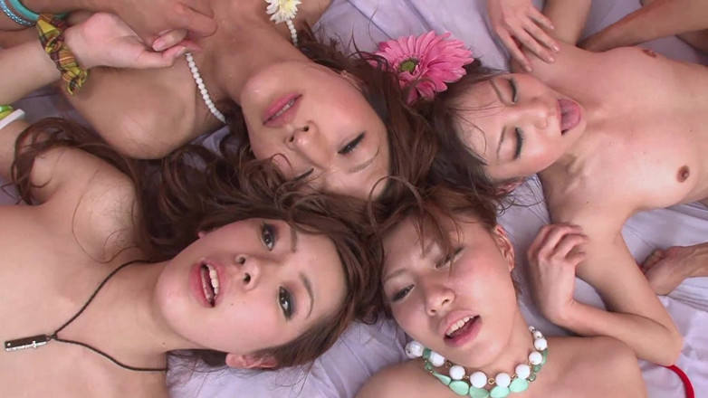 JapaneseAmateur: Awek miang menikmati jilat pepek mereka, kemudian dikongkek oleh zakar...