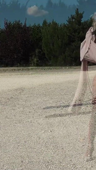 Linda fashionista seduce mientras se masturba el clítoris