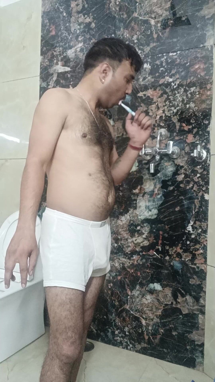 Rajasthani-old-lover: Lelaki desi India berkongkek dan mandi kasut dan melancap