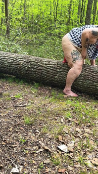 Figa piacevole ceppo dell'albero che schizza grasso figa