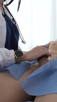 Doktor saya kagum dengan zakar besar raksasa saya dan berakhir dengan kongkek tegar