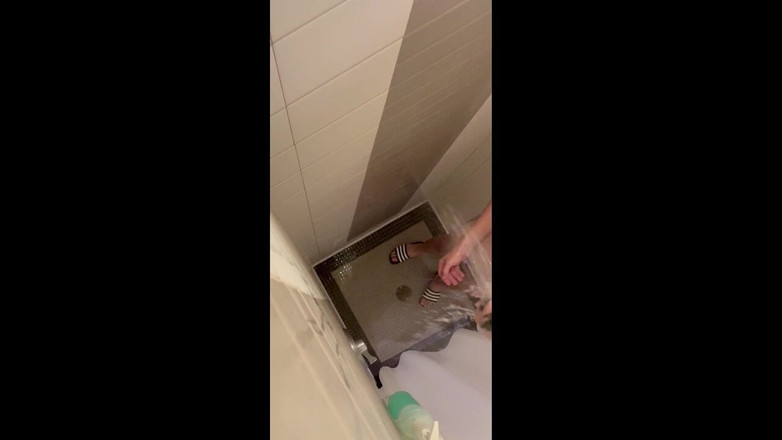 Chase Dixon Butz: Eksibisinis di kamar mandi gym