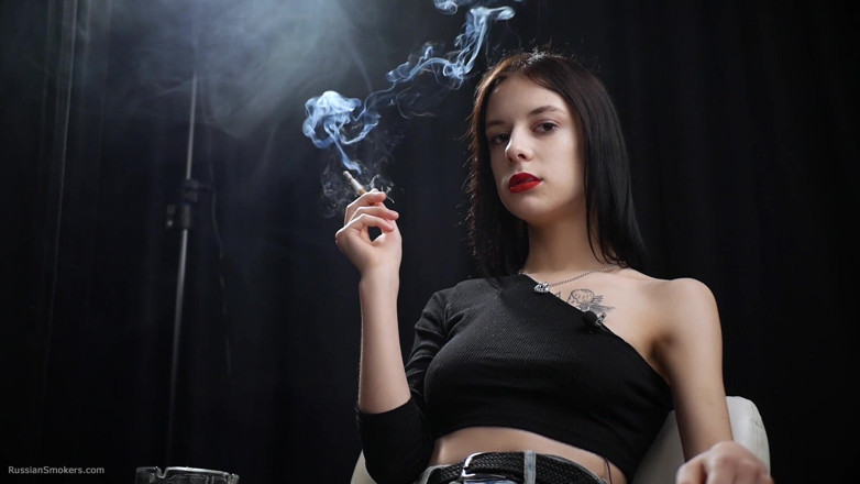 Russian Smokers: Štíhlá kočka kouří dvě reds