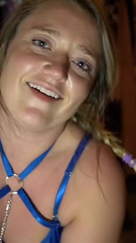 Rychlovka anální hra s cumming dildo a detailní záběry