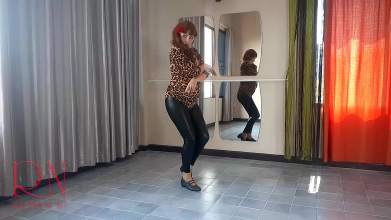Regina Noir: Dans spaniol sexy flamenco. Regina Noir dansează la o clasă...