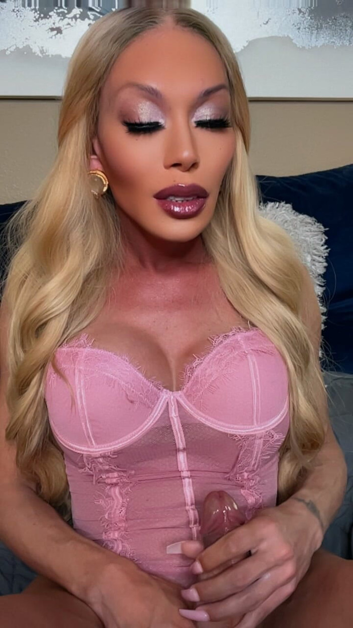 Mia Isabella: Diễn viên khiêu dâm chuyển giới lớn Mia Isabella