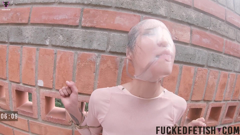 Fucked fetish: 绝望的避孕套呼吸玩完整束缚包头高潮