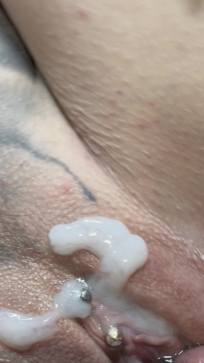Nastasia_ink: Hete milf heeft een cuckold nodig om haar afgeroomde poesje...
