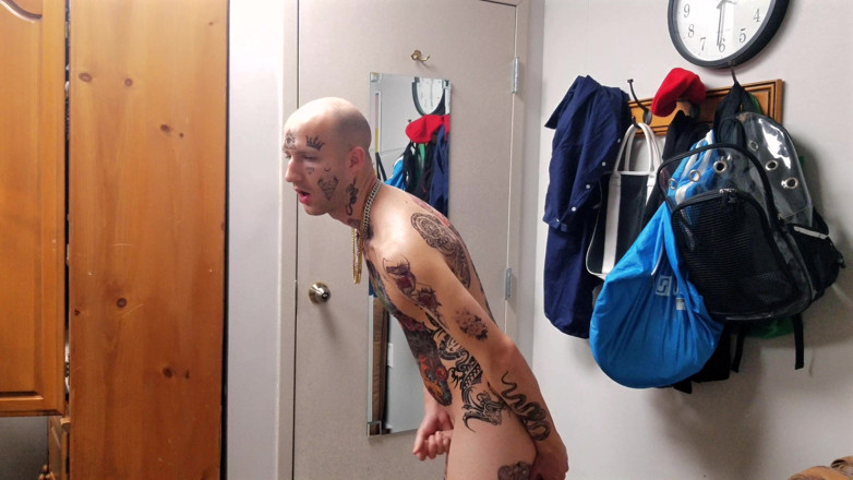 Straight ish Jake Grand: Futai cu vibrator tatuat în față