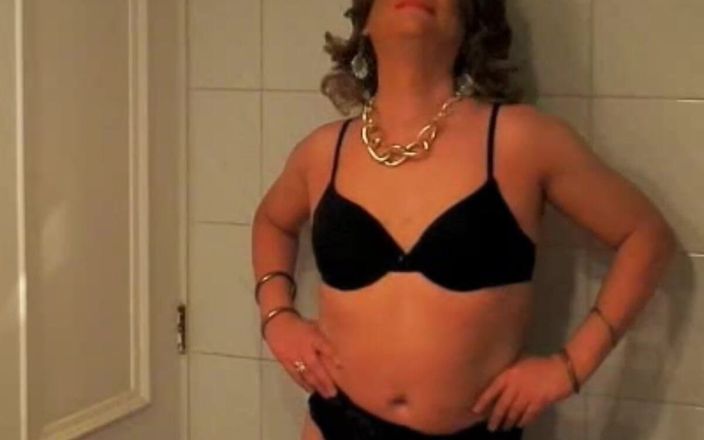 HectorChile1969: Travestit Fernanda Gomez în fața oglinzii