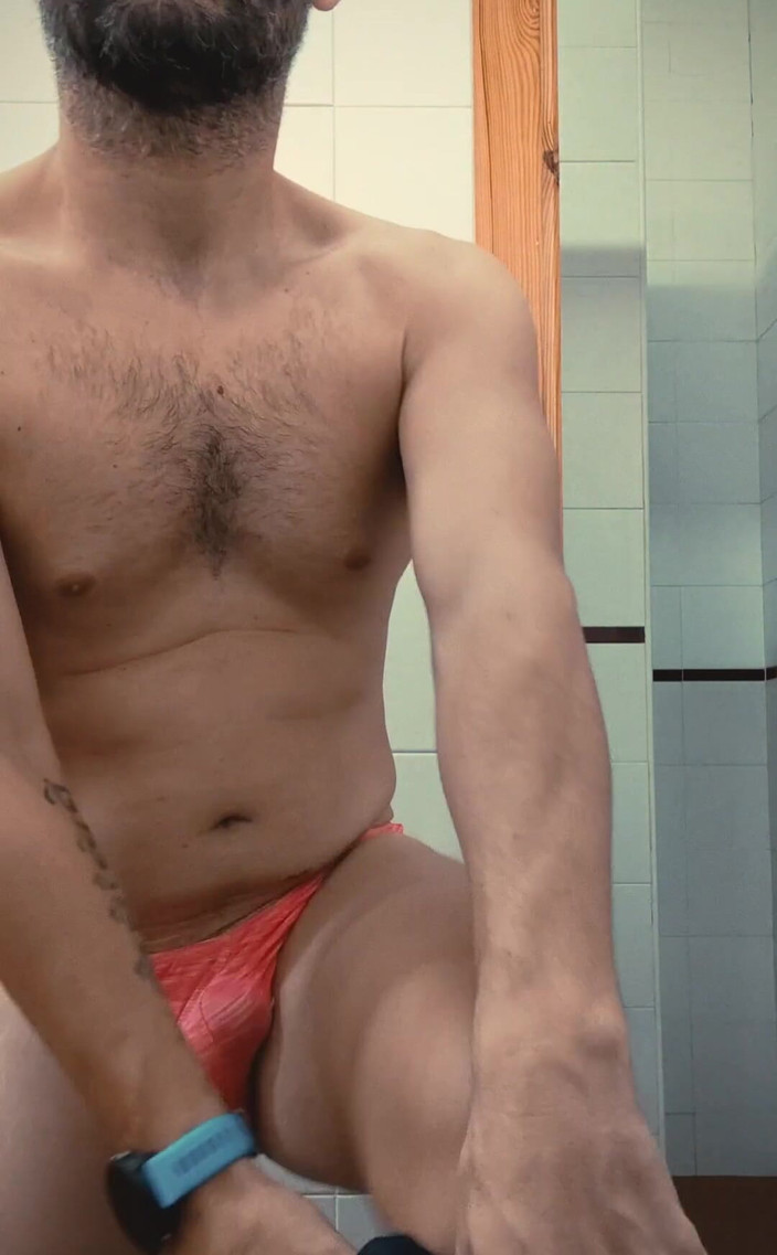 Midabito: 직장에서 긴 하루를 보낸 후, 알몸으로 시원한 샤워를 할 시간입니다.