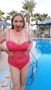 Quente peituda milf tira roupa de natação