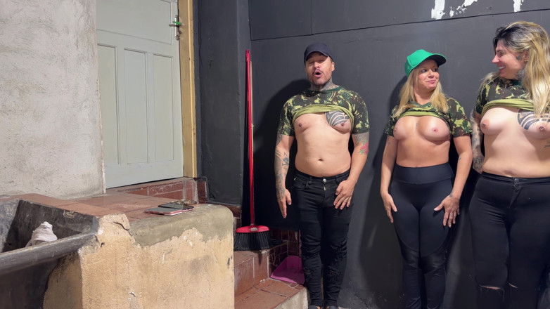 Couple dna: Envía a dos chicas a una universidad militar y rompen...