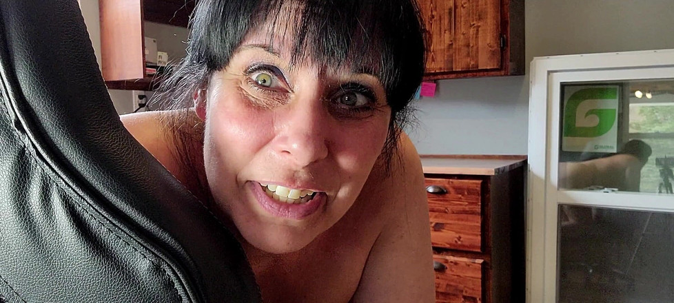 Falicha Karr: Mama vitregă sexy are parte de o pulă bună și tare...