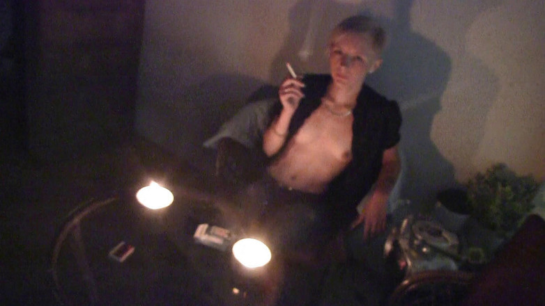 Smoke it bitch: Chuda blondynka zmysłowo pali swoje cygaro