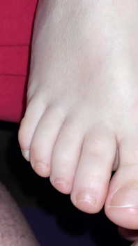 Sexy malé nohy sperma na nohou